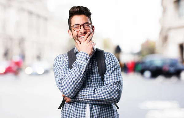 Beyaz gülüyor öğrenci