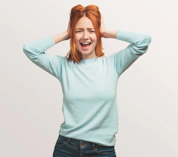 Retrato Una Chica Pelirroja Bonita Gritando — Foto de Stock