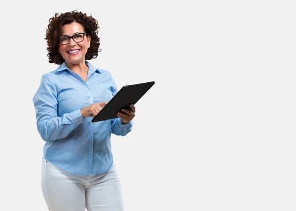 Mujer Mediana Edad Sonriendo Confiada Sosteniendo Una Tableta Usándola Para —  Fotos de Stock