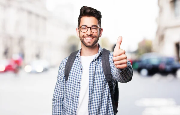 iyi bir jest yapan öğrenci erkek