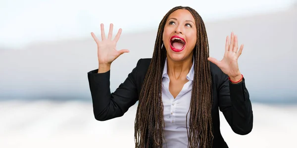 Retrato Uma Jovem Mulher Negócios Negra Gritando Feliz Surpreso Com — Fotografia de Stock