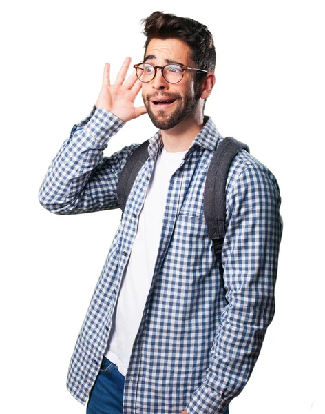 Genç adam izole üzerinde beyaz arka plan dinleme