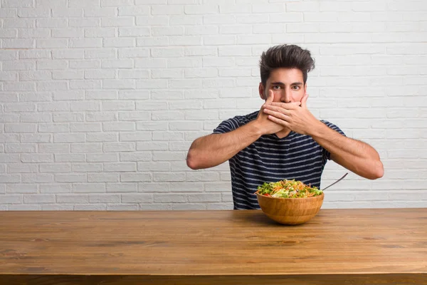 Joven Hombre Guapo Natural Sentado Una Mesa Que Cubre Boca — Foto de Stock