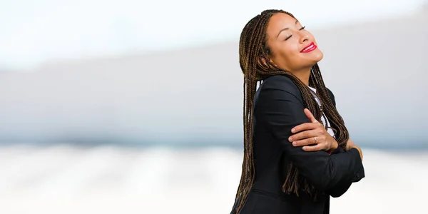 Portrait Une Jeune Femme Affaires Noire Fière Confiante Pointant Doigt — Photo