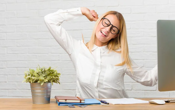 Retrato Una Joven Estudiante Sentada Escritorio Haciendo Tareas Escuchando Música — Foto de Stock