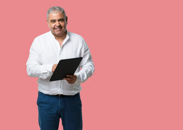 Midden Leeftijd Man Lachende Zelfverzekerd Houdt Van Een Tablet Gebruiken — Stockfoto