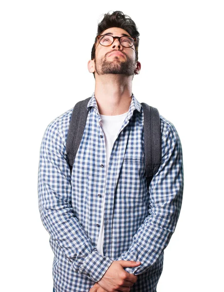 Beyaz arka plan üzerinde izole dalgın genç adam