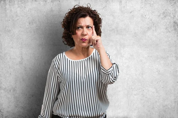 Orta düşünme ve bakılması, hakkında bir fikir karışık kadın yaşlı, bir çözüm bulmaya çalışıyorum