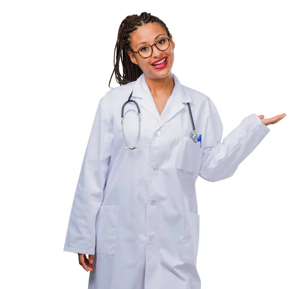 Retrato Uma Jovem Médica Negra Segurando Algo Com Mãos Mostrando — Fotografia de Stock