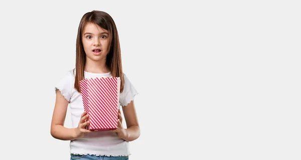 Muchacha Cuerpo Entero Feliz Fascinada Sosteniendo Cubo Palomitas Rayadas Sorprendida — Foto de Stock