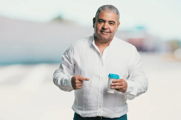 Mann Mittleren Alters Fröhlich Und Vital Hält Einen Coffee Der — Stockfoto