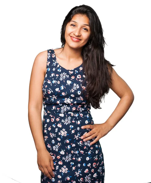 Beyaz arka plan üzerinde izole mutlu latin kadın