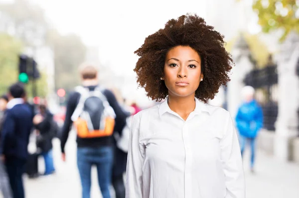 Joven Mujer Negra Pie Sobre Fondo Borroso —  Fotos de Stock
