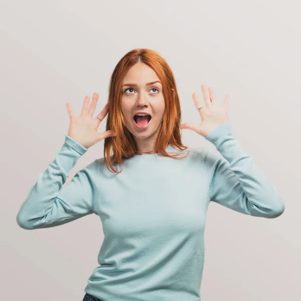 Retrato Una Chica Pelirroja Bonita Gritando — Foto de Stock