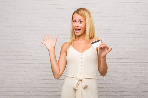 Porträt Einer Jungen Hübschen Blonden Frau Vor Einer Ziegelwand Die — Stockfoto