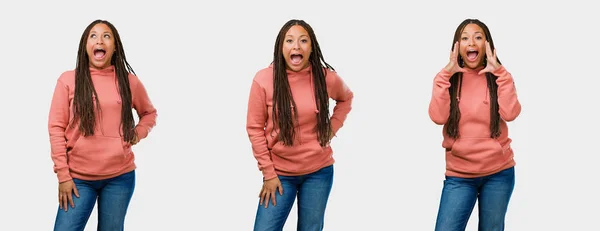 灰色の背景に狂気の表情で怒っている叫びセットやフィットネスの若い黒人女性 — ストック写真