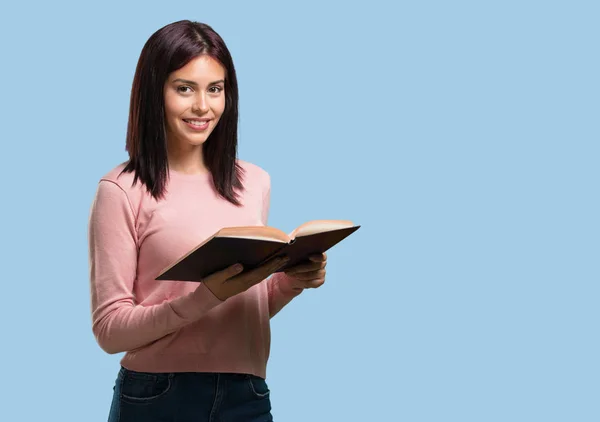 Young Pretty Woman Concentrated Smiling Holding Textbook Studying Pass Exam — Stock Photo, Image