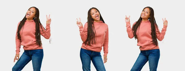 Genç Siyah Kadın Eğlence Mutlu Bir Jest Zafer Gri Arka — Stok fotoğraf