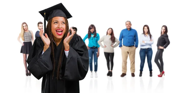 Joven Graduado Mujer Negra Con Trenzas Riendo Divirtiéndose Estar Relajado — Foto de Stock