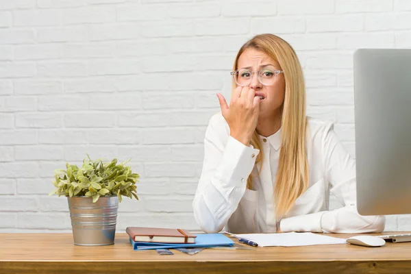 Retrato Una Joven Estudiante Sentada Escritorio Haciendo Tareas Mordiéndose Las — Foto de Stock