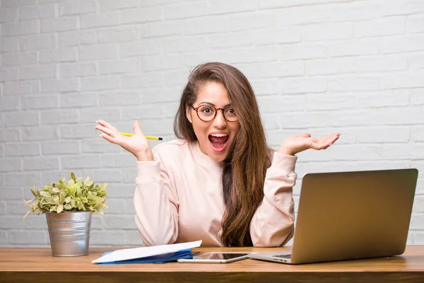 Retrato Una Joven Estudiante Latina Sentada Escritorio Gritando Feliz — Foto de Stock