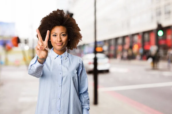 Joven Mujer Negra Haciendo Gesto Número Dos Sobre Fondo Borroso —  Fotos de Stock