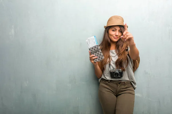 Portrait Jeune Voyageur Femme Latine Contre Mur Montrant Numéro — Photo