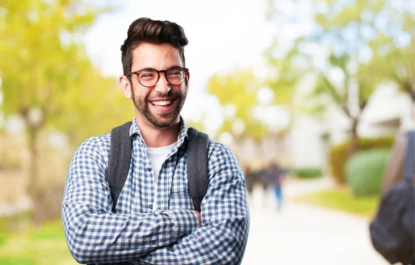 Beyaz gülüyor öğrenci