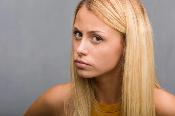Portrét Přírodní Mladé Blond Ženy Velmi Naštvaný Naštvaná — Stock fotografie