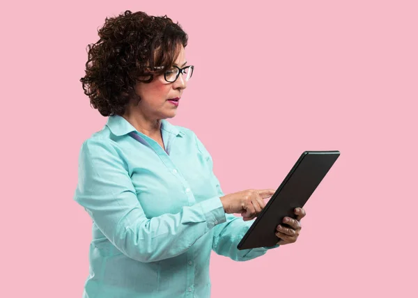 Mujer Mediana Edad Sonriendo Confiada Sosteniendo Una Tableta Usándola Para —  Fotos de Stock