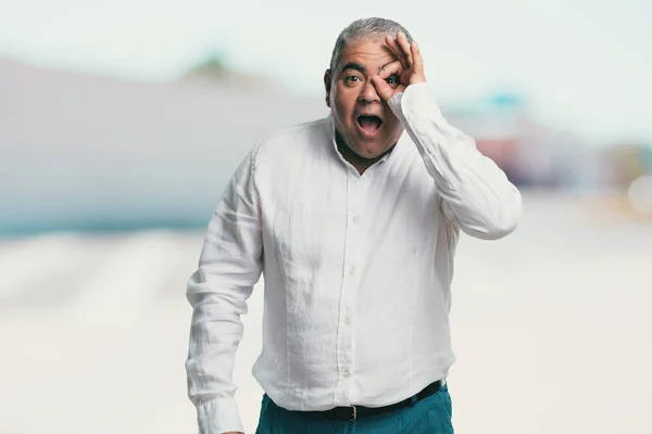 Homem Meia Idade Alegre Confiante Fazendo Gesto Animado Gritando Conceito — Fotografia de Stock