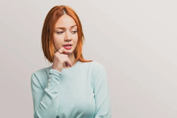 Retrato Una Chica Pelirroja Bonita Pensando — Foto de Stock