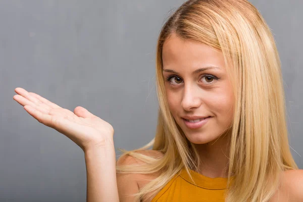 Porträtt Naturliga Unga Blonda Kvinnan Håller Något Med Handen — Stockfoto