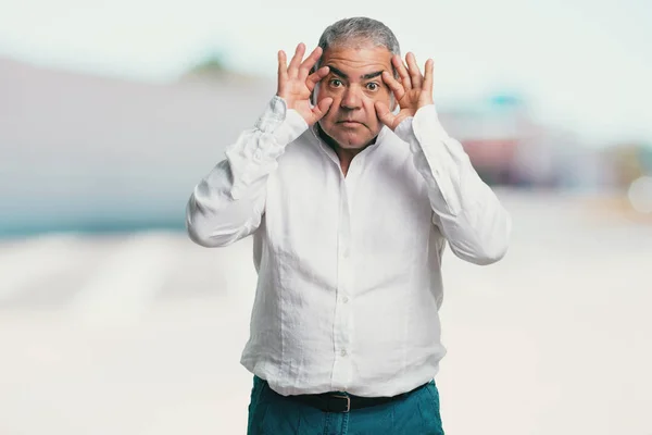 Mann Mittleren Alters Überrascht Und Schockiert Blickt Mit Großen Augen — Stockfoto