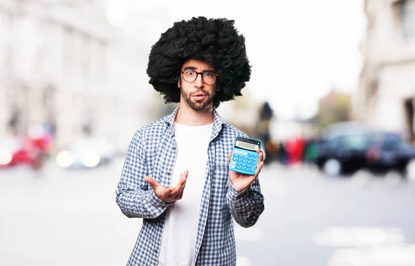 Afro Hombre Sosteniendo Una Calculadora — Foto de Stock