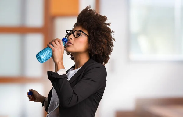 商业黑人妇女饮水 — 图库照片