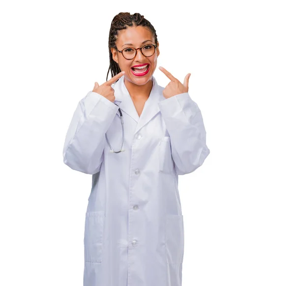 Retrato Uma Jovem Mulher Médica Negra Sorri Apontando Boca Conceito — Fotografia de Stock