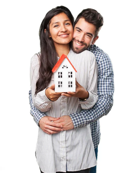 Jovem Casal Segurando Uma Casa — Fotografia de Stock