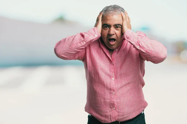 Homem Meia Idade Frustrado Desesperado Zangado Triste Com Mãos Cabeça — Fotografia de Stock