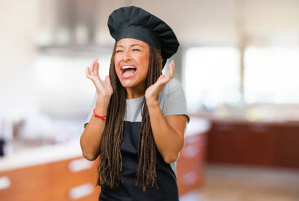 Портрет Молодой Черной Пекарши Смеющейся Развлекающейся Расслабленной Веселой Уверенной Успешной — стоковое фото