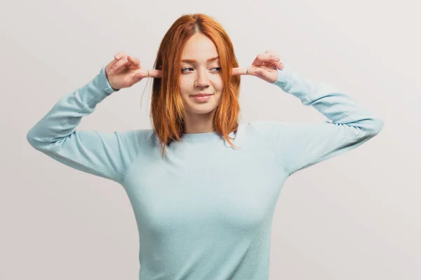 Retrato Una Linda Pelirroja Cubriéndose Las Orejas — Foto de Stock