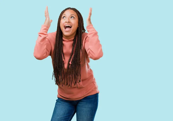 Portrét Mladé Černé Ženy Nosí Prýmky Směje Baví Být Uvolněný — Stock fotografie