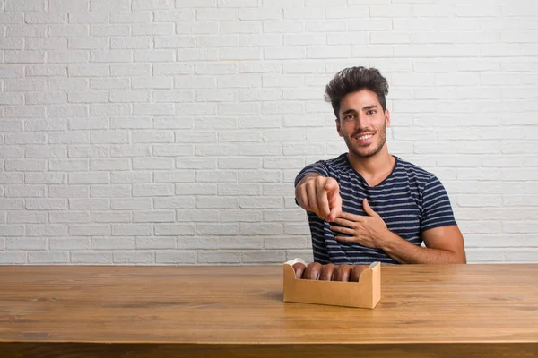 Joven Hombre Guapo Natural Sentado Una Mesa Gritando Riendo Burlándose — Foto de Stock