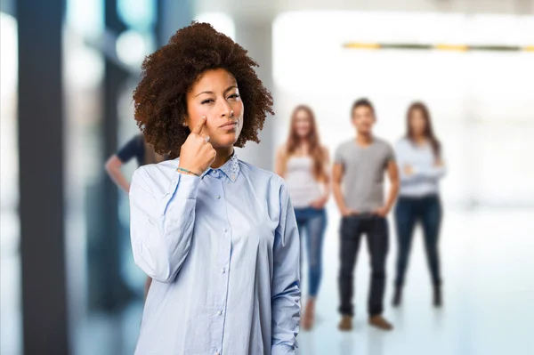 Jeune Femme Noire Pointant Son Oeil Avec Des Personnes Floues — Photo