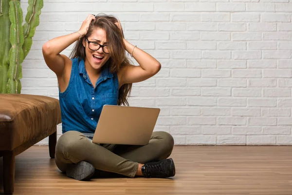 Portret Van Jonge Latijns Vrouw Zittend Vloer Gefrustreerd Wanhopig Boos — Stockfoto