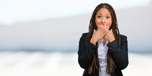 Retrato Uma Jovem Mulher Negócios Negra Cobrindo Boca Símbolo Silêncio — Fotografia de Stock