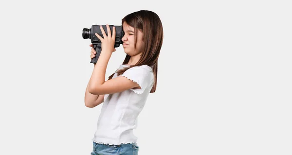 Hela Kroppen Liten Tjej Upphetsad Och Underhållen Tittar Genom Filmkamera — Stockfoto