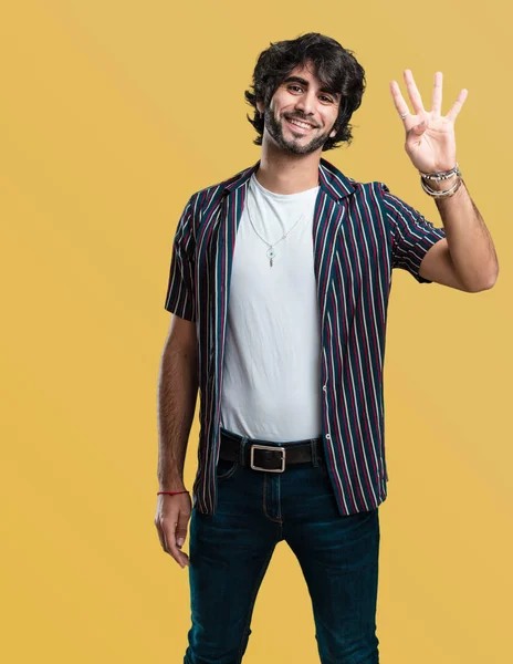 Yakışıklı delikanlı gösterilen dört numaralı, sayma sembolü, matematik, kendinden emin ve neşeli kavramı