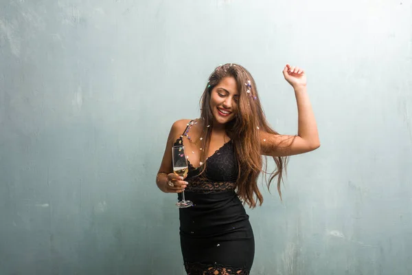 Młoda Kobieta Łacińskiej Okazji Nowego Roku Lub Zdarzenie Podekscytowany Szczęśliwy — Zdjęcie stockowe