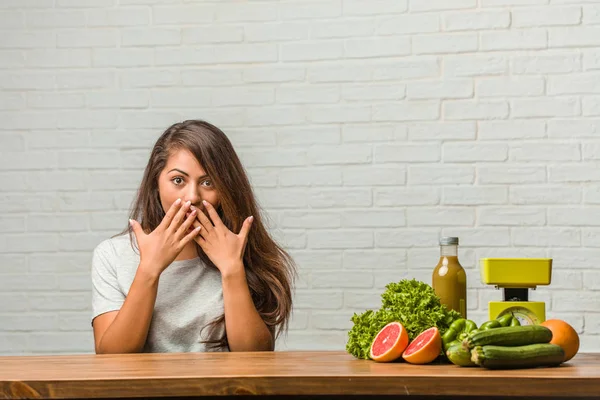 Diyet kavramı. Sağlıklı bir genç latin kadın portresi şaşırttı ve şok, kazanmak kavramı geniş gözlü, heyecanlı bir teklif veya yeni bir iş arıyorum